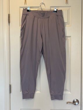 Under Armour Women’s Jogger Light Purple Large 25” Inseam